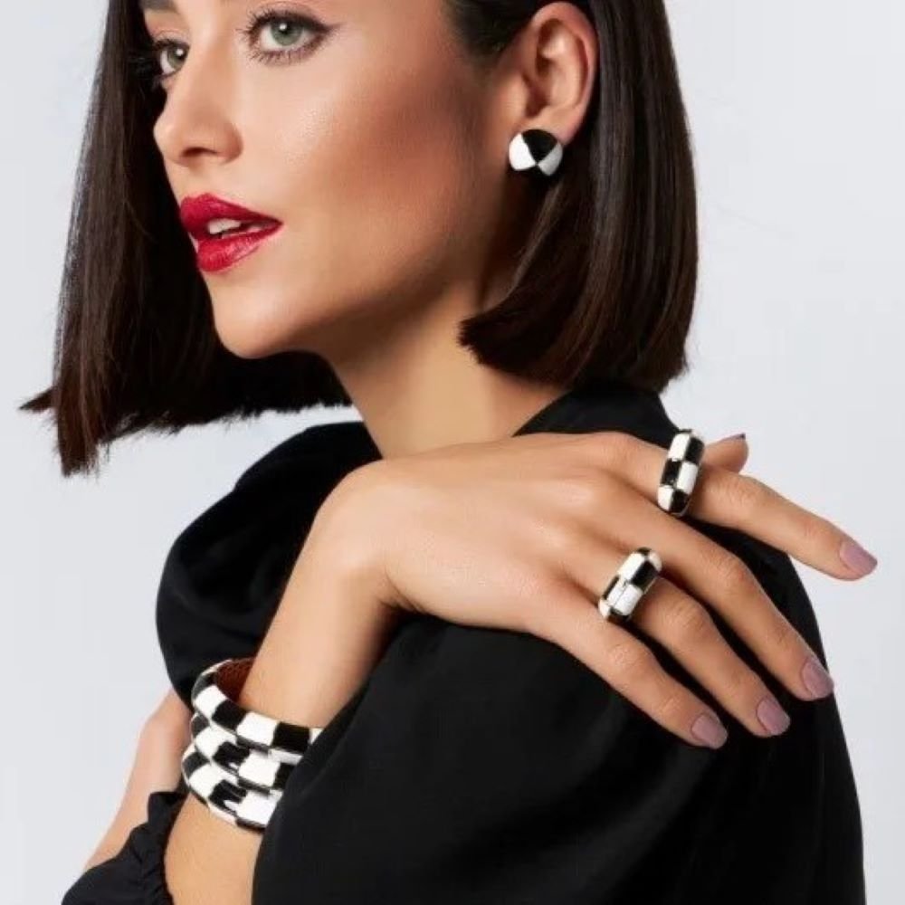 Brinco Esfera Esmaltado Xadrez Semijoia Banhado a Ouro 18K Ania Store Branco/Preto 2