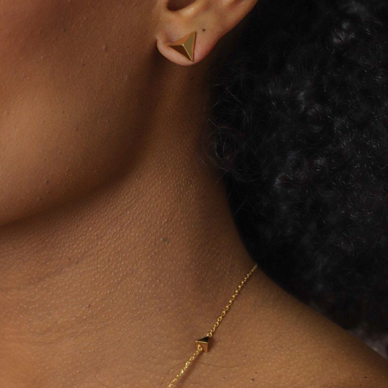 Brinco Mini Triângulo Semijoia Banhado a Ouro 18K Gaia Dourado 3