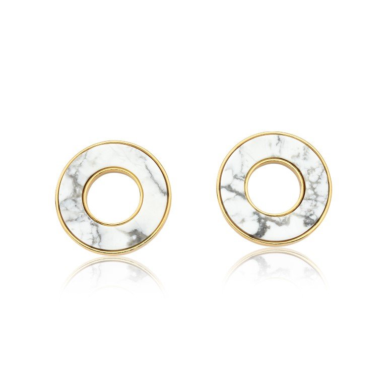Brinco Redondo Vazado Pedra Natural Howlita Semijoia Banhado a Ouro 18K Gal Branco 1