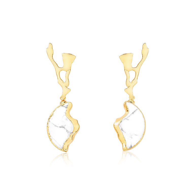 Brinco Pendente Natureza com Pedra Natural Howlita Semijoia Banhado a Ouro 18K Gal