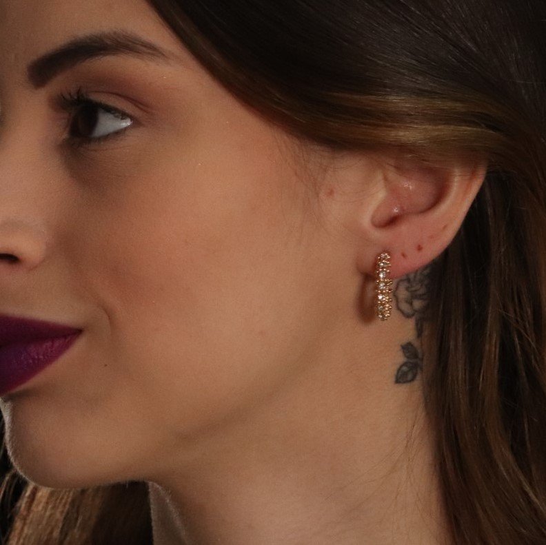 Brinco Argola Cravejada Dourado Semijoia Banhado a Ouro 18K Meryl Dourado 2
