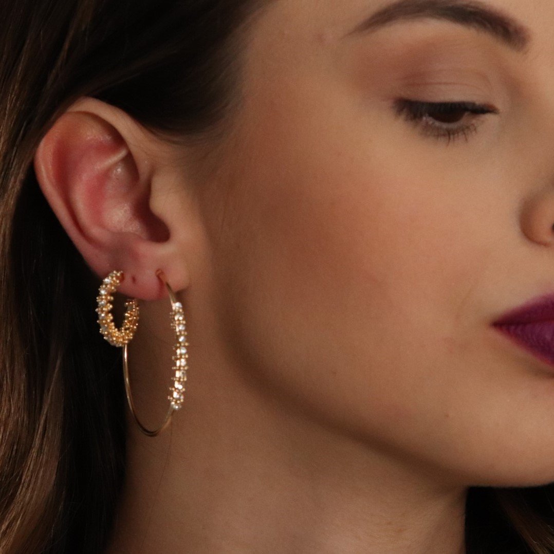 Brinco Argola Cravejada Dourado Semijoia Banhado a Ouro 18K Meryl Dourado 3