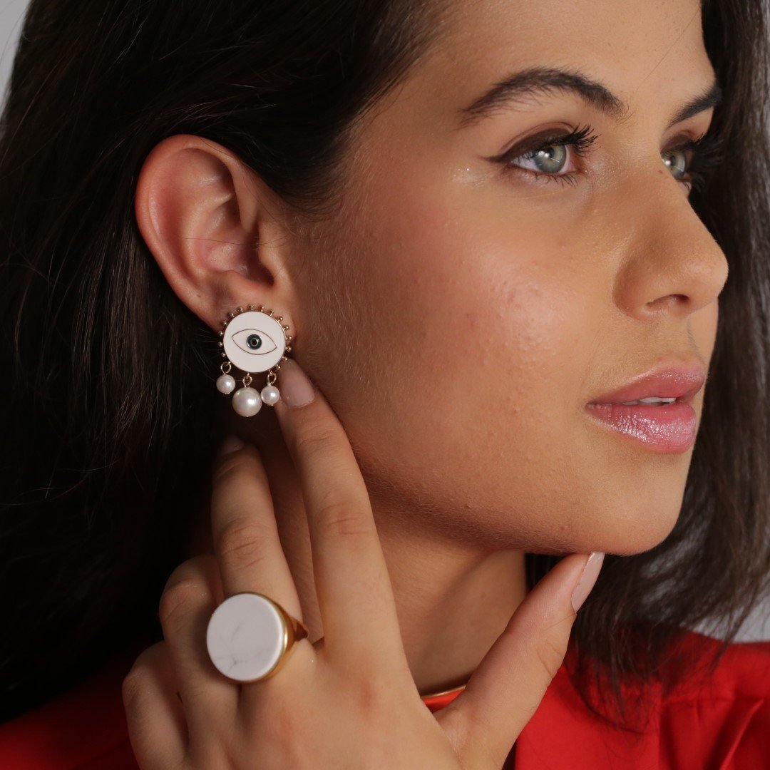 Brinco Olho Grego com Pérolas Semijoia Banhado a Ouro 18K Hera Branco 2