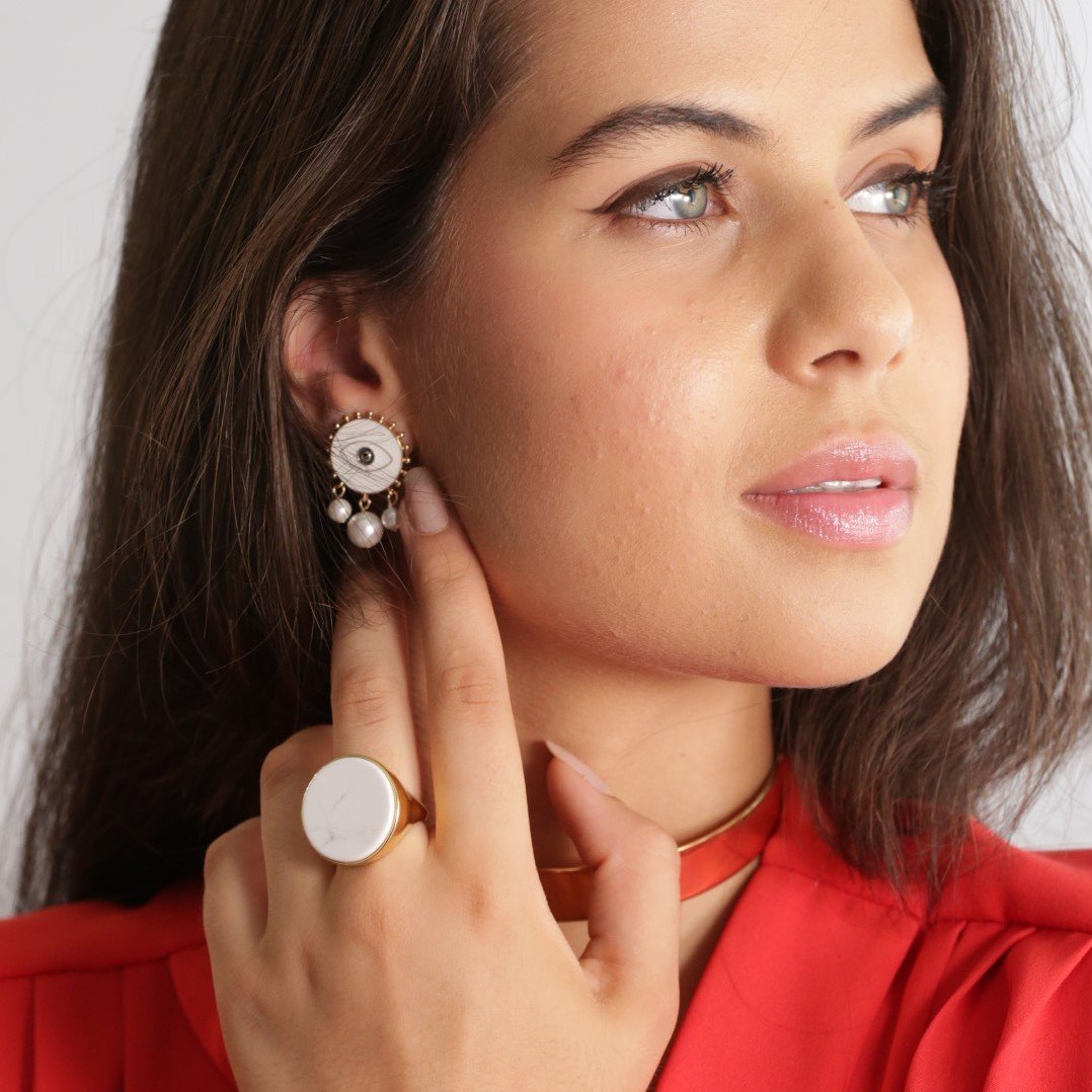 Brinco Olho Grego com Pérolas Semijoia Banhado a Ouro 18K Hera Branco 4