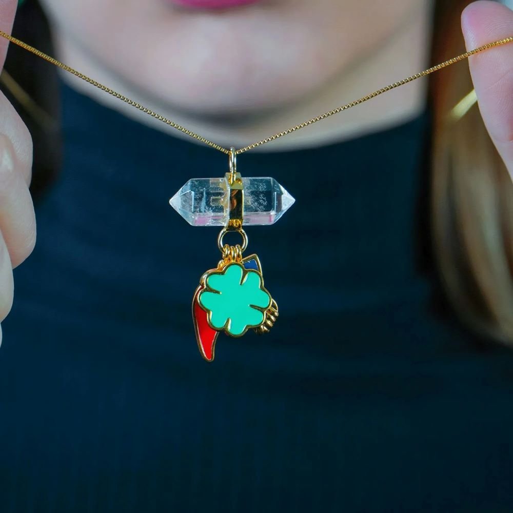 Colar com Amuleto em Pedra Natural Cristal Semijoia Banhado a Ouro 18K Ania Store Dourado 3