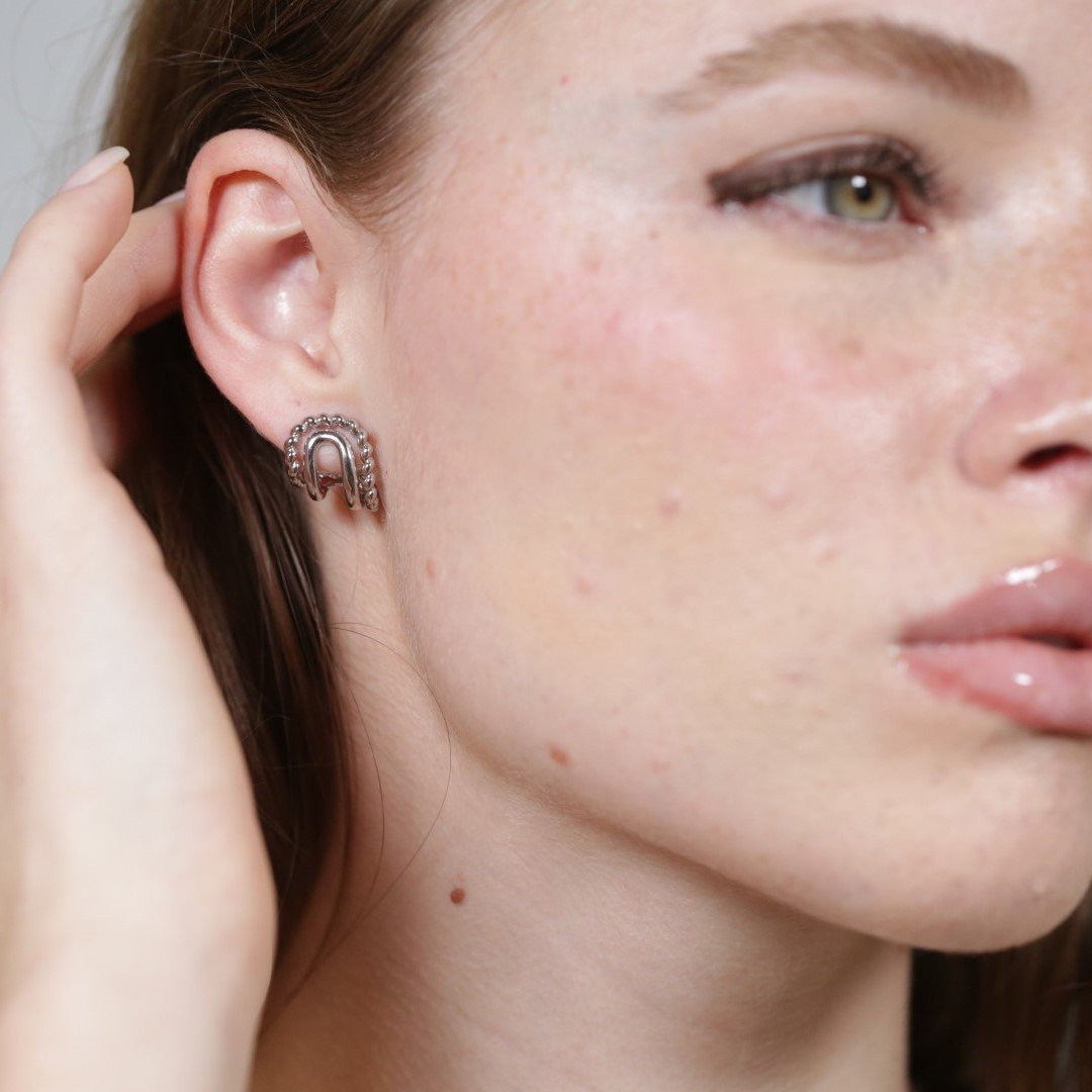 Brinco Elo Detalhe Pequeno Semijoia Banhado a Ródio Branco Ania Store Prata 2