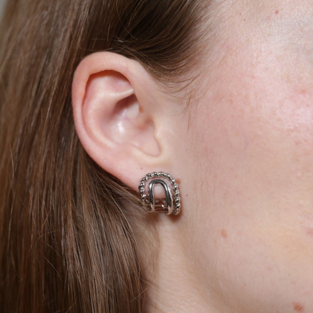 Brinco Elo Detalhe Pequeno Semijoia Banhado a Ródio Branco Ania Store Prata 3