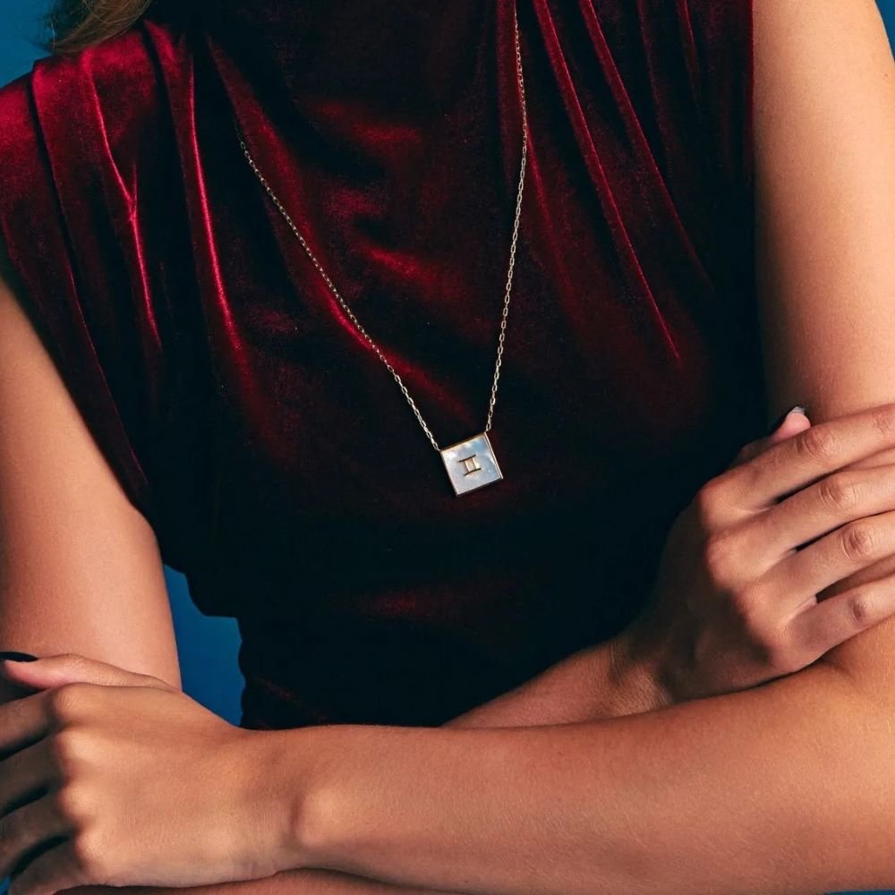 Colar com Pingentes em Madrepérola Signo de Gêmeos Semijoia Banhada a Ouro 18K Ania Store Dourado 2