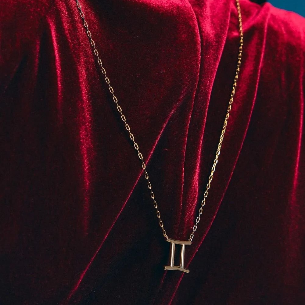 Colar com Pingentes em Madrepérola Signo de Gêmeos Semijoia Banhada a Ouro 18K Ania Store Dourado 3