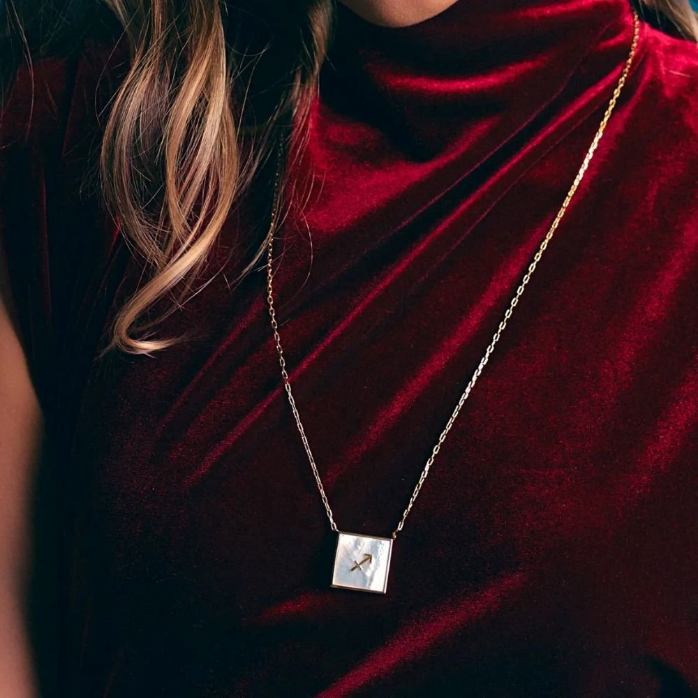 Colar com Pingentes em Madrepérola Signo de Sagitário Semijoia Banhada a Ouro 18K Ania Store Dourado 2