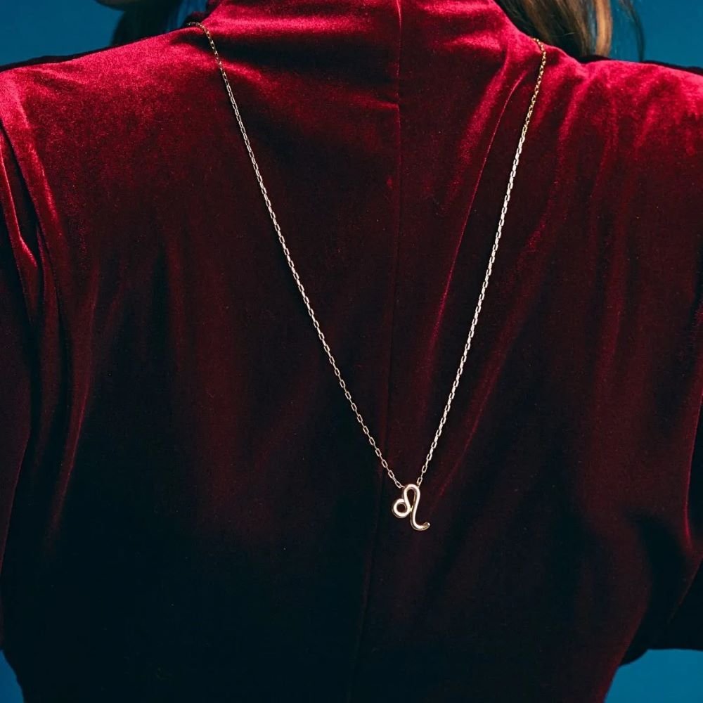 Colar com Pingentes em Madrepérola Signo de Leão Semijoia Banhada a Ouro 18K Ania Store Dourado 3