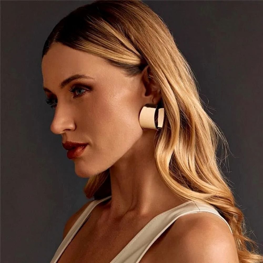 Brinco Liso Curvo Semijoia Banhada a Ouro 18K Ania Store Dourado 2
