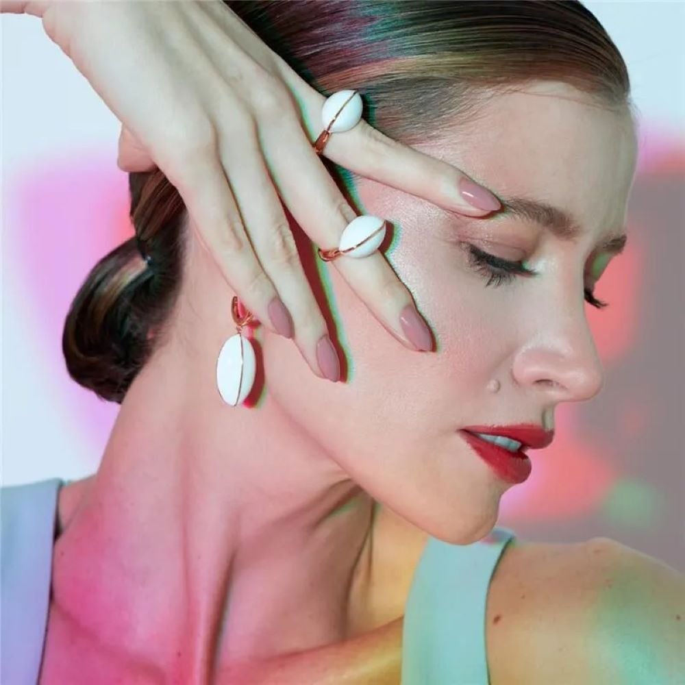 Anel com Detalhe Oval Esmaltado Branco Semijoia Banhado a Ouro 18K Ania Store Dourado 2