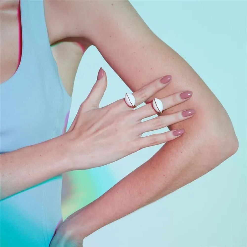 Anel com Detalhe Oval Esmaltado Branco Semijoia Banhado a Ouro 18K Ania Store Dourado 3