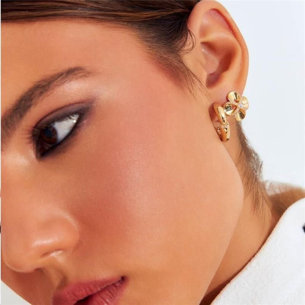 Brinco Argola Lisa Detalhe Cravejado Semijoia Banhado a Ouro 18k Ania Store Dourado 2