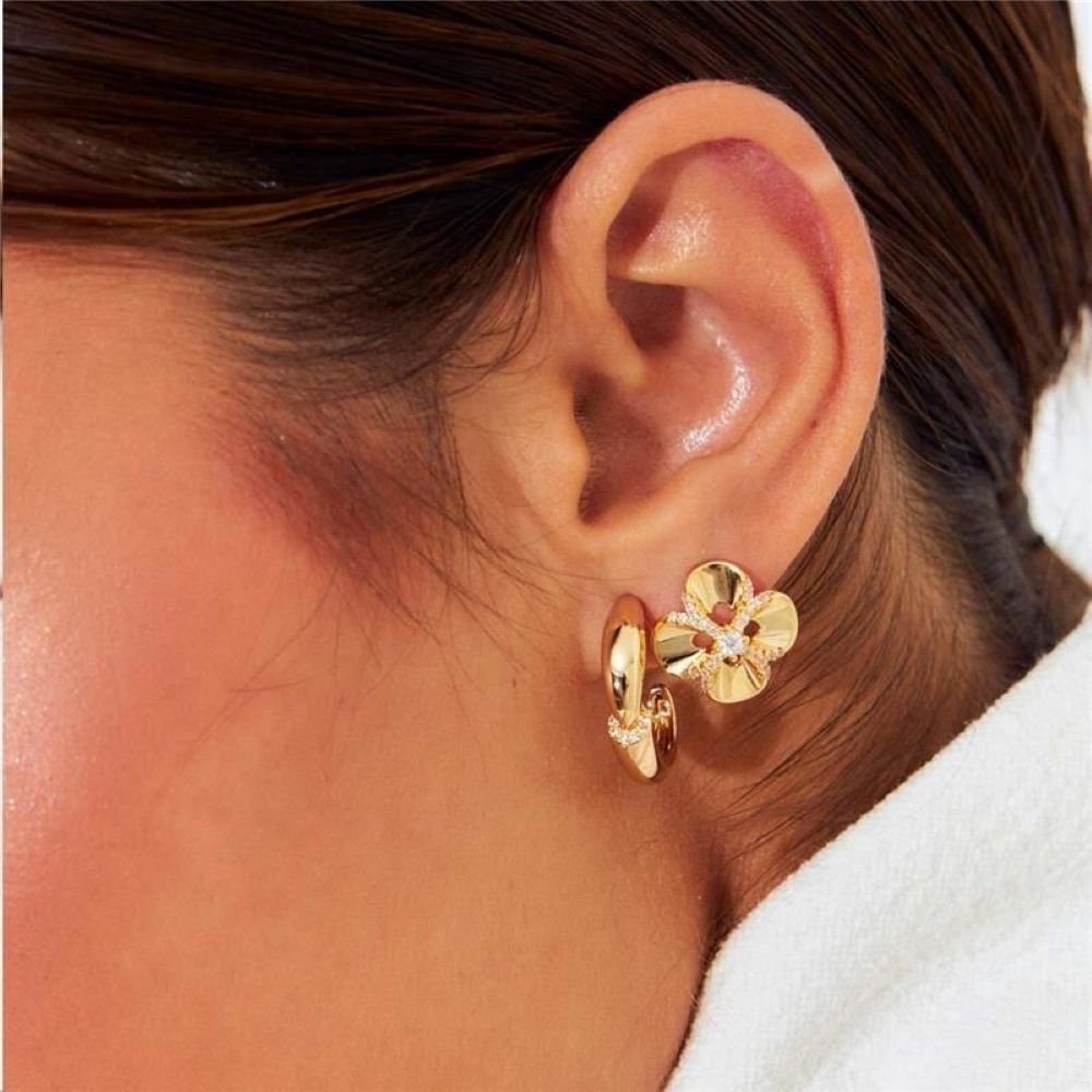 Brinco Argola Lisa Detalhe Cravejado Semijoia Banhado a Ouro 18k Ania Store Dourado 3