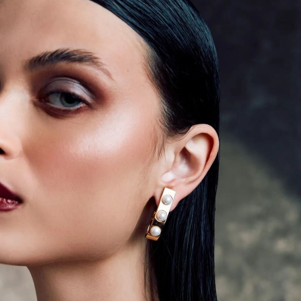 Brinco Argola Lisa com Pérolas Shell Semijoia Banhada a Ouro 18K Ania Store Dourado 2