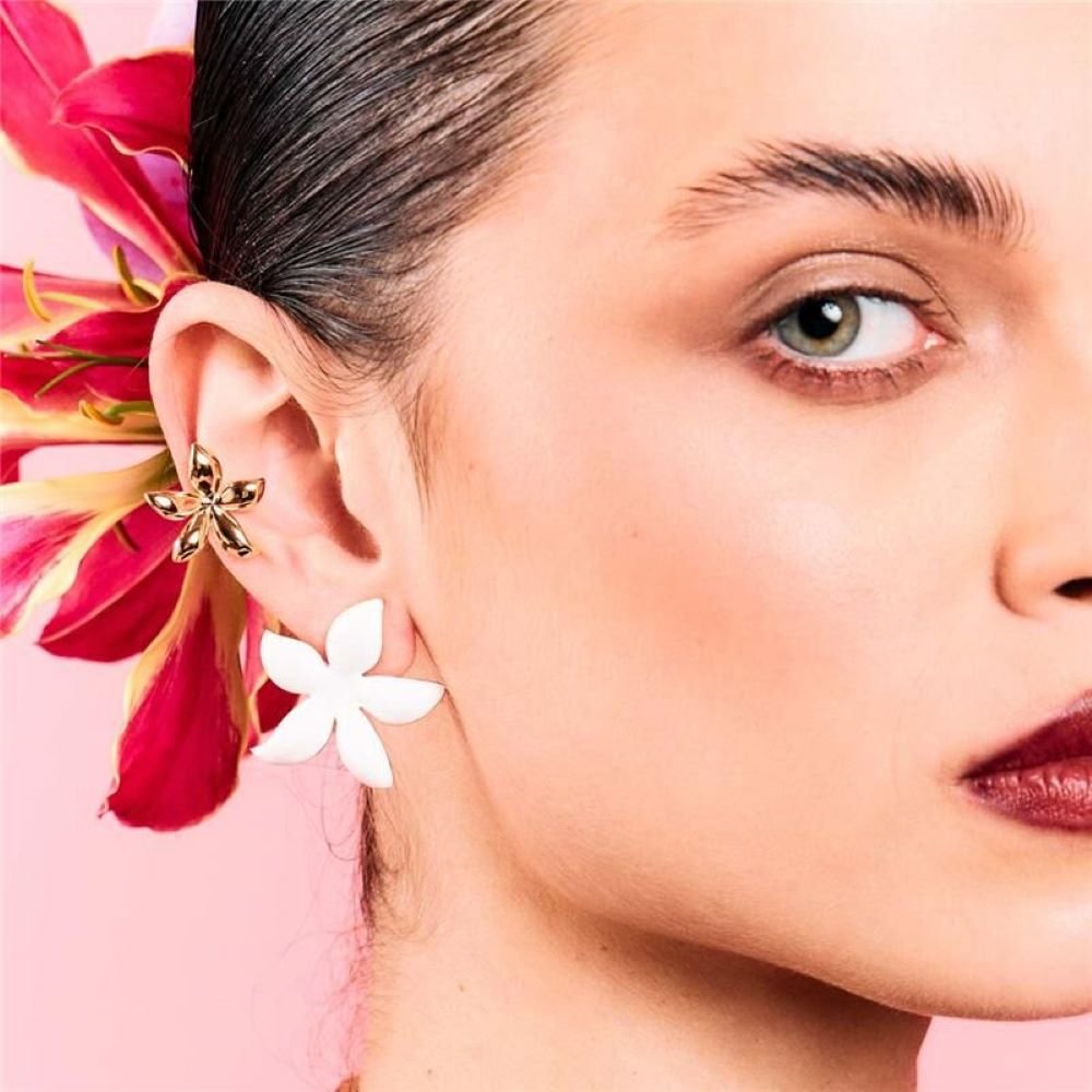 Brinco Flor Esmaltado Branco Semijoia Banhada a Ouro 18k Ania Store Dourado 2