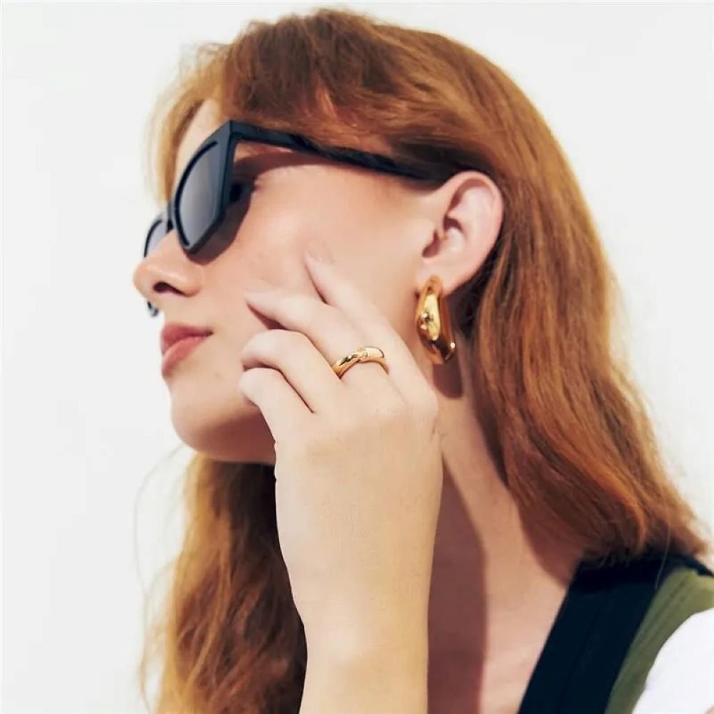 Anel Arredondado Liso Detalhe Cravejado Semijoia Banhado a Ouro 18k Ania Store Dourado 2