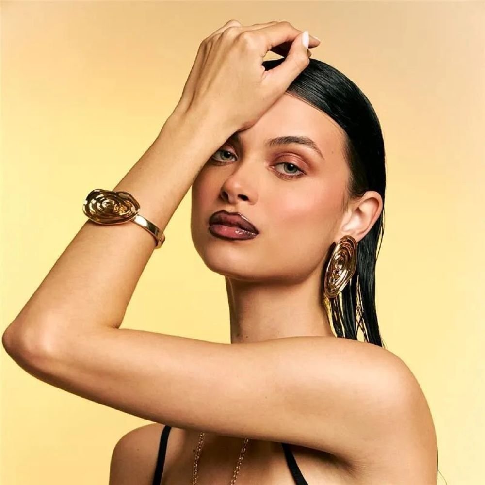 Brinco Oval Vazado Semijoia Banhada a Ouro 18k Ania Store Dourado 2