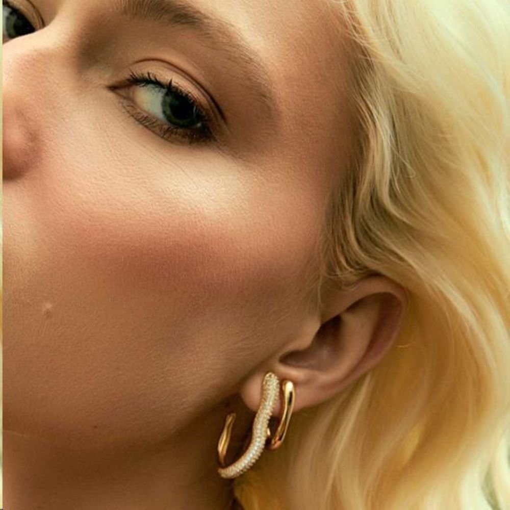 Brinco Argola Vírgula Orgânica M Cravejada Semijoia Banhada a Ouro 18K Ania Store Dourado 2