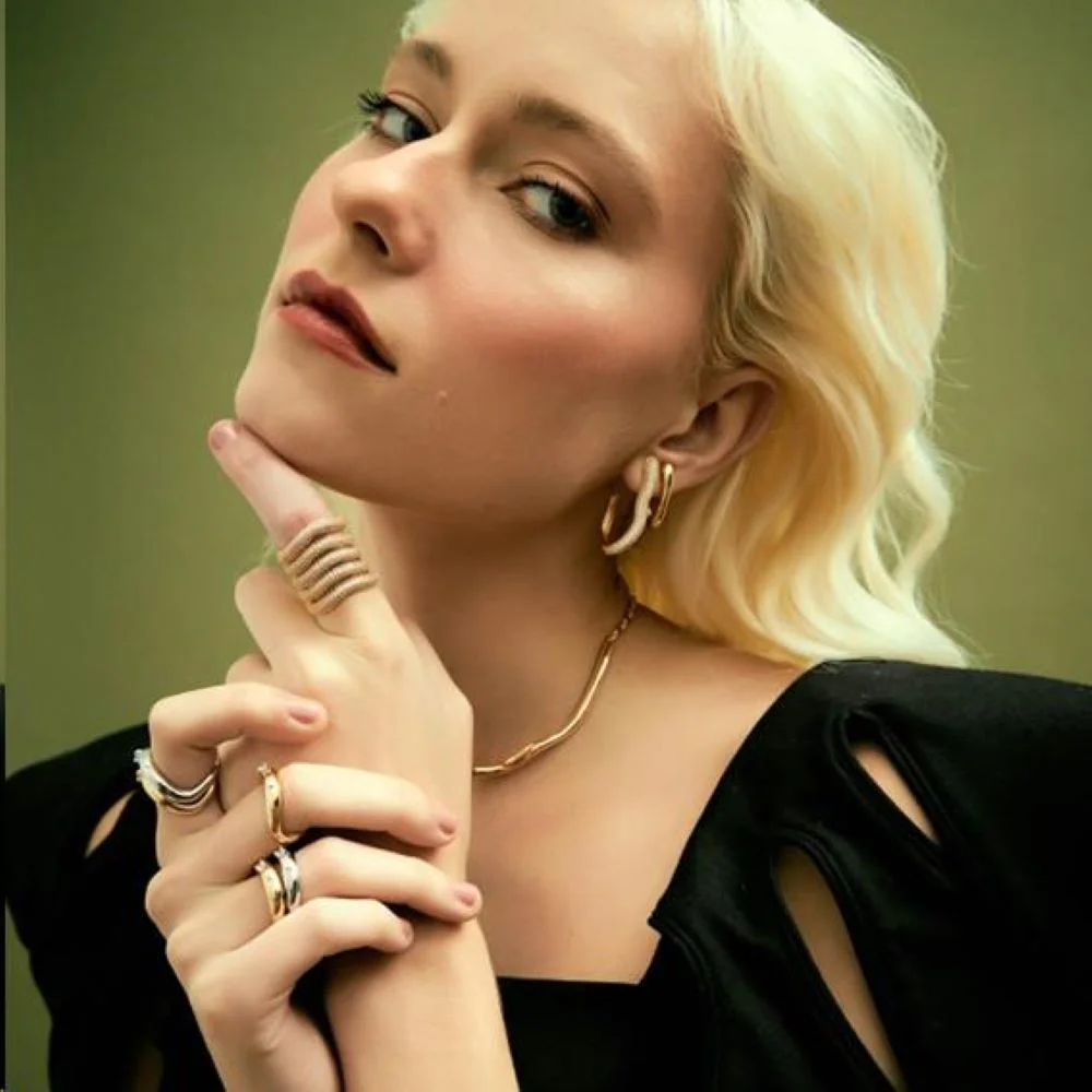 Brinco Argola Vírgula Orgânica M Cravejada Semijoia Banhada a Ouro 18K Ania Store Dourado 3