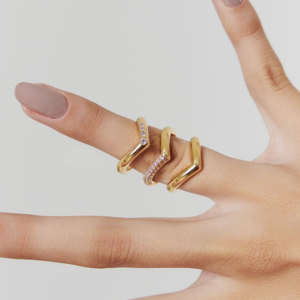 Anel Liso V Cravejado Semijoia Banhada a Ouro 18K Ania Store Dourado 4