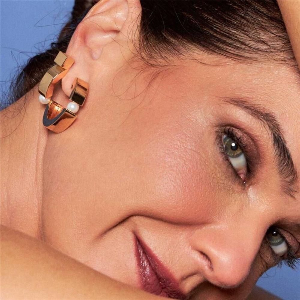 Brinco Argola Lisa com Detalhe Mini Pérola Shell Banhado a Ouro 18K Semijoia Ania Store Dourado 2