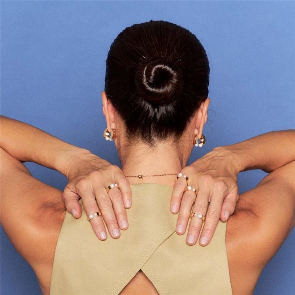 Anel Aro Liso com Detalhe Duas Mini Pérolas Shell Banhado a Ouro 18K Semijoia Ania Store Dourado 3