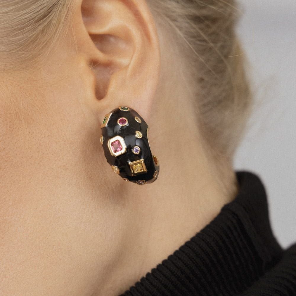 Brinco Argola Vírgula Esmaltado Preto com Detalhes de Cristal Colorido Banhado a Ouro Semijoia Ania Store Preto 3