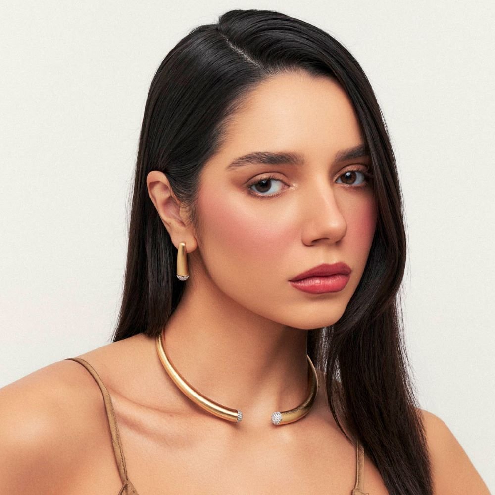 Colar Choker Cilíndrica Acetinado com Detalhe Cravejado Semijoia Banhado a Ouro 18K Ania Store Dourado 2