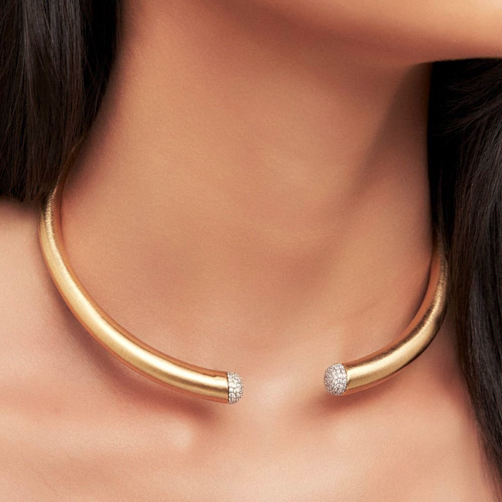 Colar Choker Cilíndrica Acetinado com Detalhe Cravejado Semijoia Banhado a Ouro 18K Ania Store Dourado 3
