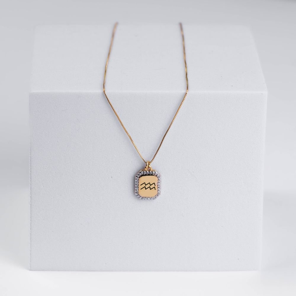 Colar com Pingente Medalhinha Signo Aquário Cravejado Semijoia Banhado a Ouro Ania Store