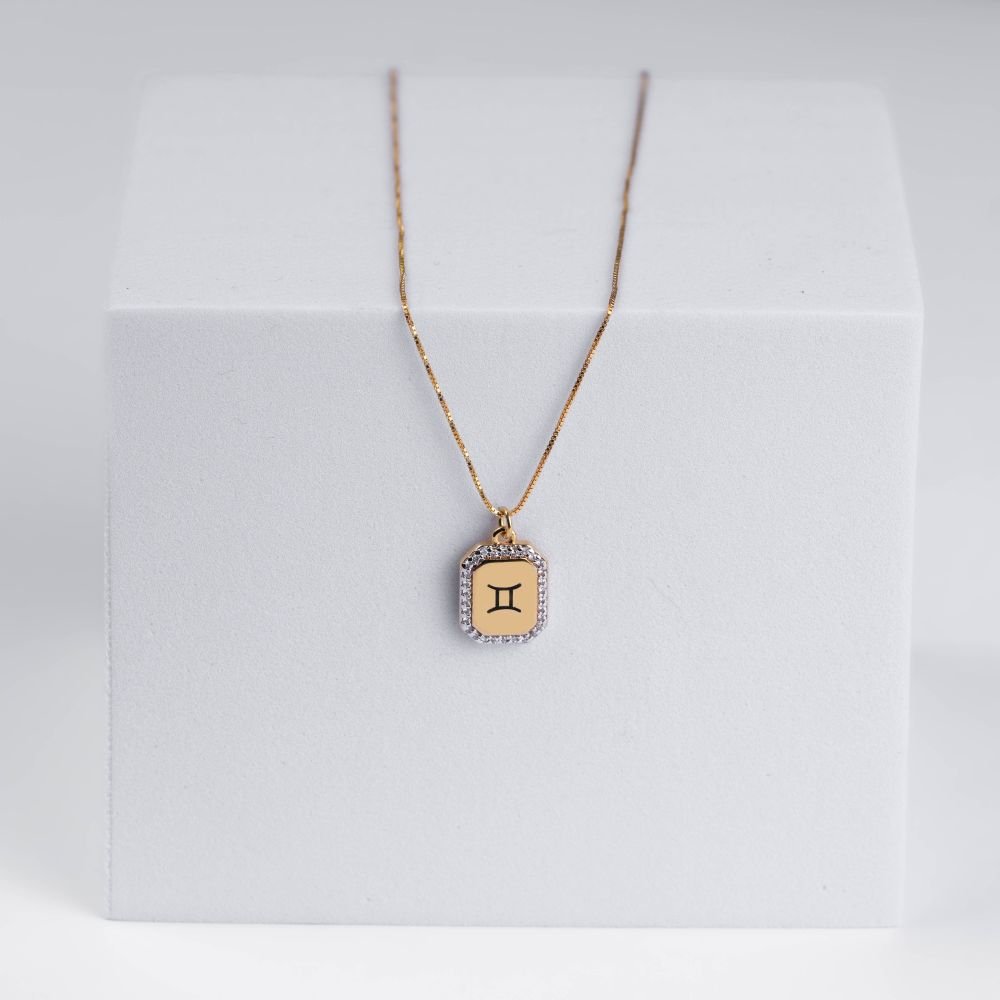 Colar com Pingente Medalhinha Signo Gêmeos Cravejado Semijoia Banhado a Ouro Ania Store