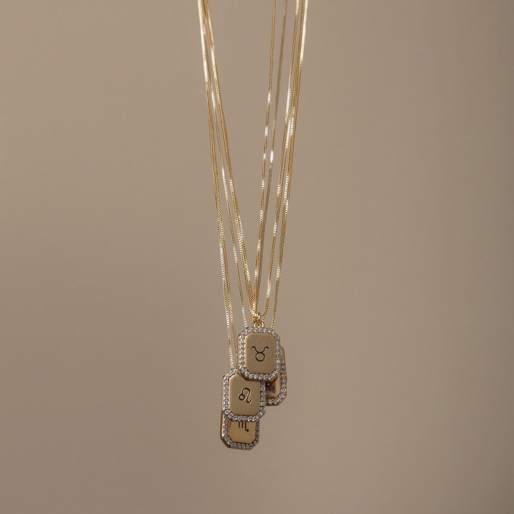 Colar com Pingente Medalhinha Signo Gêmeos Cravejado Semijoia Banhado a Ouro Ania Store Dourado 2