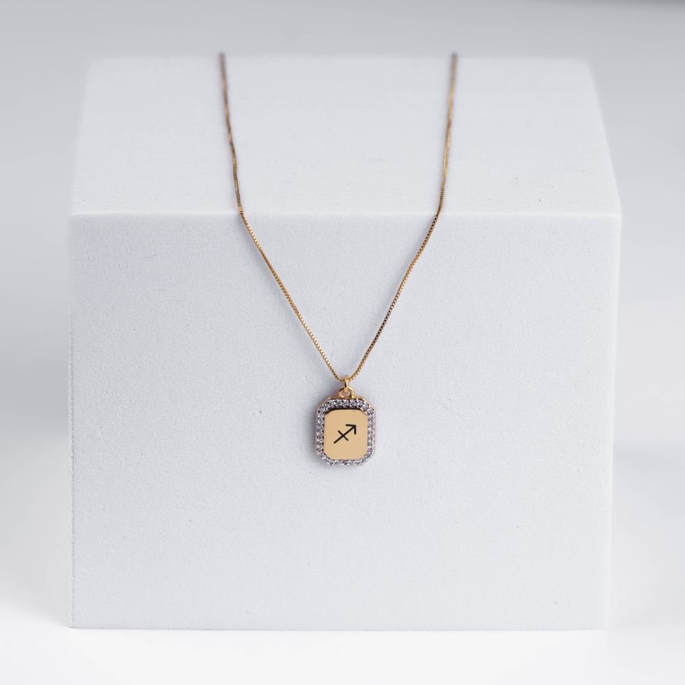 Colar com Pingente Medalhinha Signo Sagitário Cravejado Semijoia Banhado a Ouro Ania Store