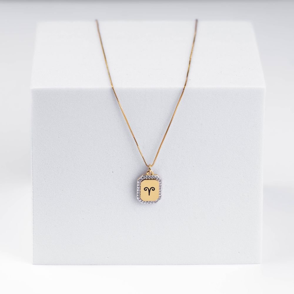 Colar com Pingente Medalhinha Signo Áries Cravejado Semijoia Banhado a Ouro Ania Store
