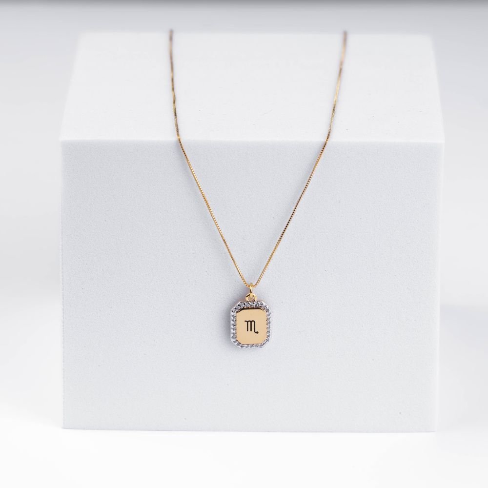 Colar com Pingente Medalhinha Signo Escorpião Cravejado Semijoia Banhado a Ouro Ania Store