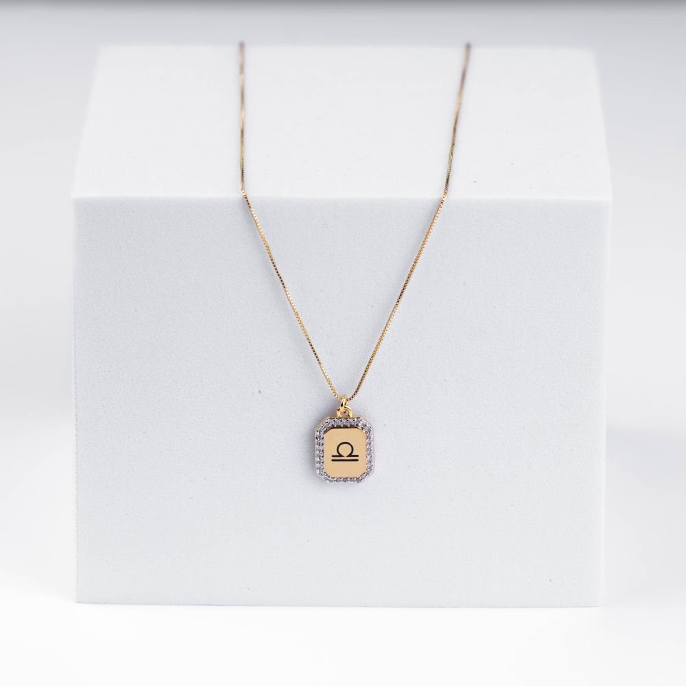 Colar com Pingente Medalhinha Signo Libra Cravejado Semijoia Banhado a Ouro Ania Store Dourado 1