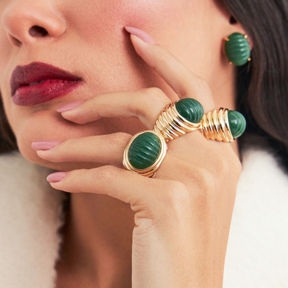 Anel com Cristal Oval Texturizado Verde Semijoia Banhada a Ouro Ania Store Dourado 2