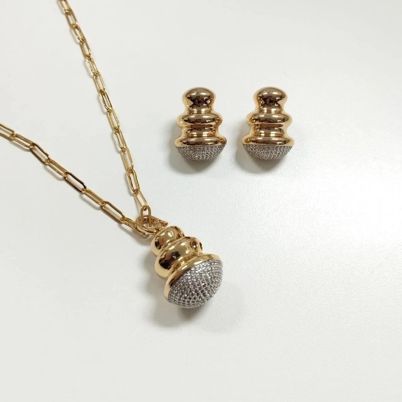 Brinco Orgânico Constantin Cravejado Zircônias e Banhado a Ouro 18K Ania Store Dourado 3