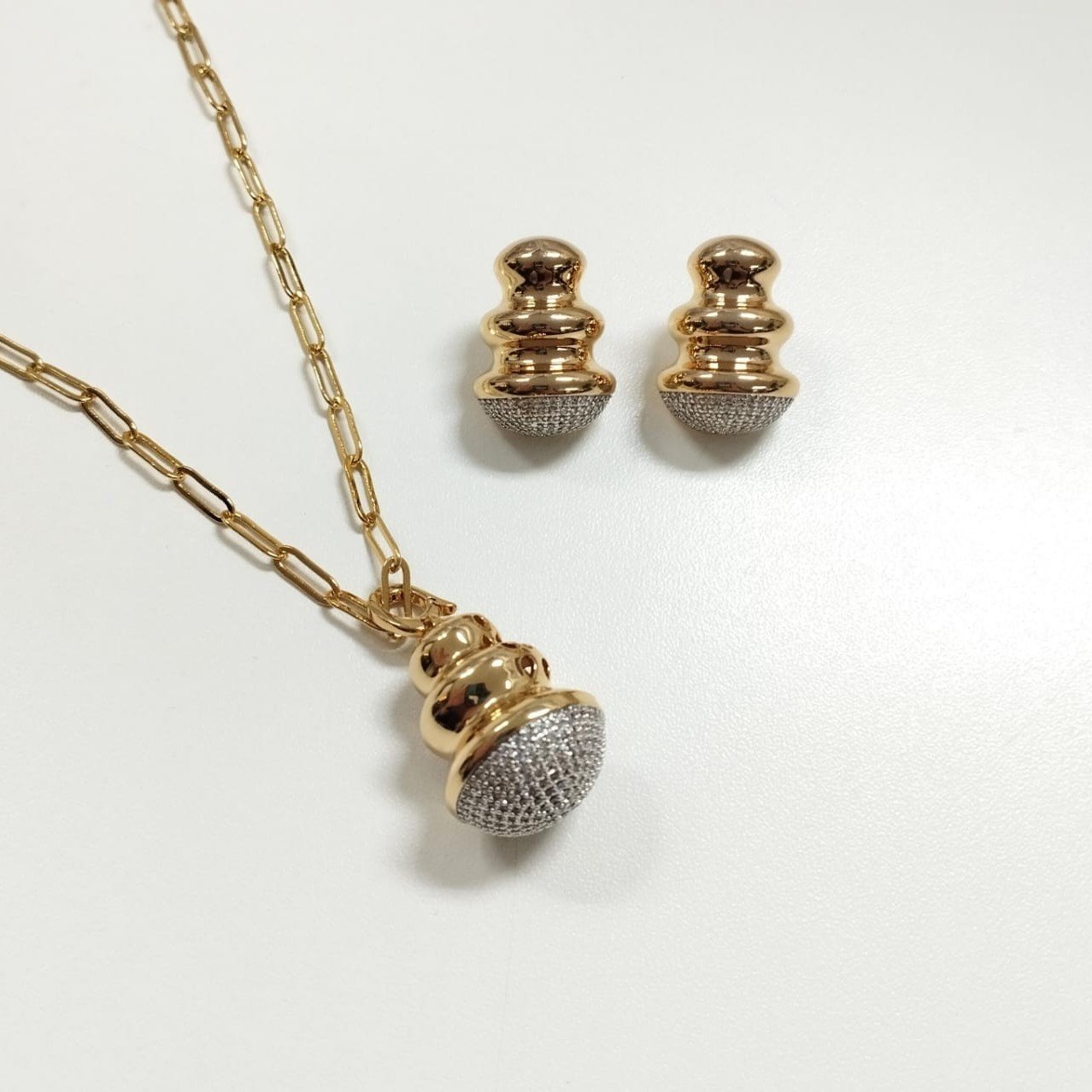 Colar com Pingente Orgânico Constantin Cravejado Zircônias e Banhado a Ouro 18K Ania Store Dourado 3