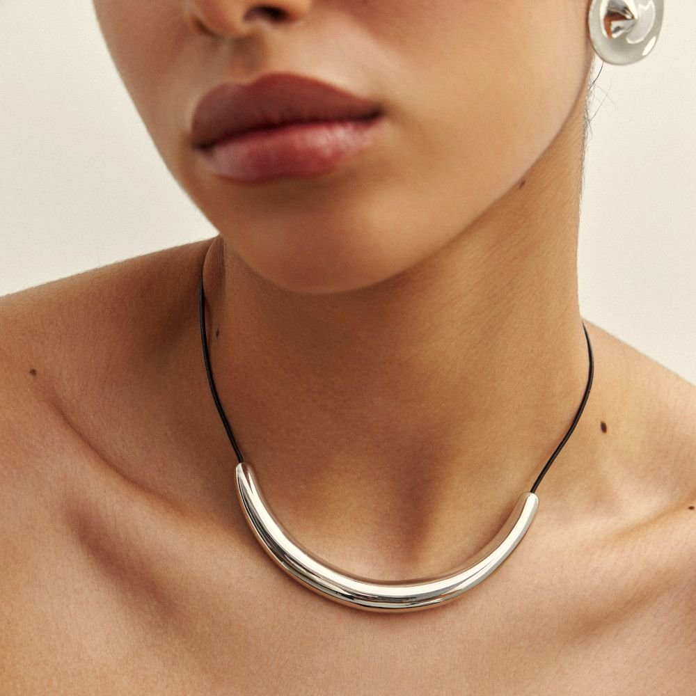 Colar Fio Encerado Preto e Detalhe Semijoia Banhado a Ródio Ania Store Prata 2