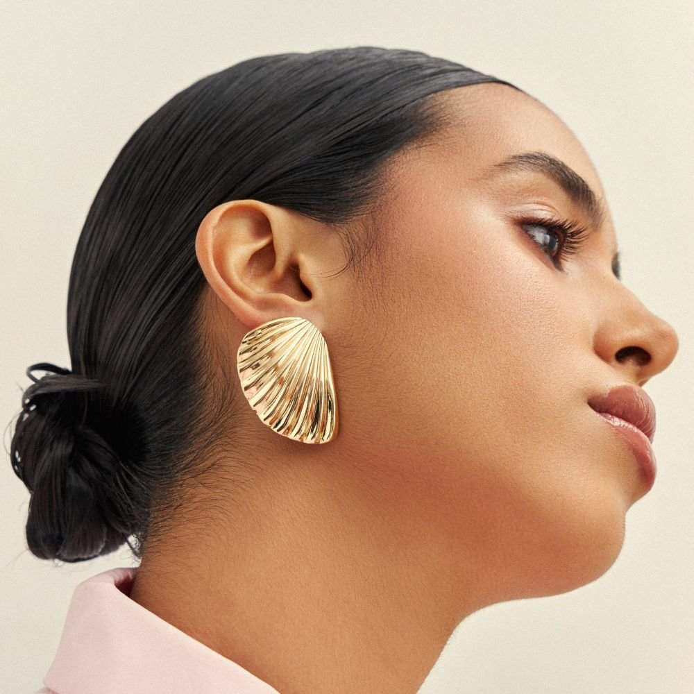 Brinco Concha e Curvo Semijoia Banhado a Ouro 18K Ania Store