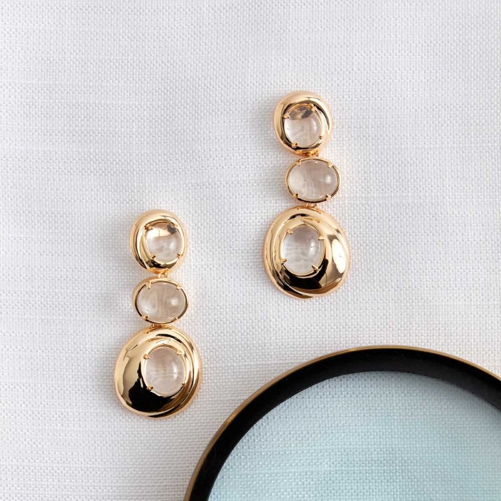 Brinco Pendente com 3 Cristais Leitosos Semijoia Banhada a Ouro 18K Ania Store Dourado 3