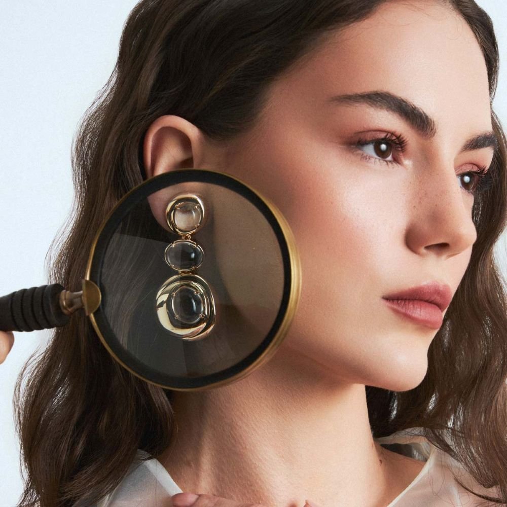 Brinco Pendente com 3 Cristais Leitosos Semijoia Banhada a Ouro 18K Ania Store Dourado 4
