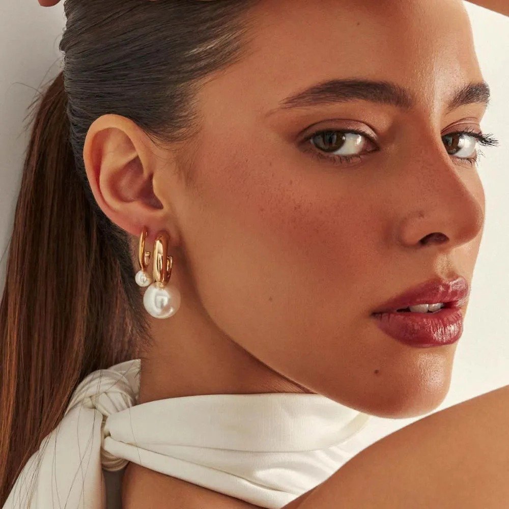 Brinco Argola Clique P com Pingente de Pérola Shell Semijoia Banhada a Ouro 18K Ania Store Dourado 2