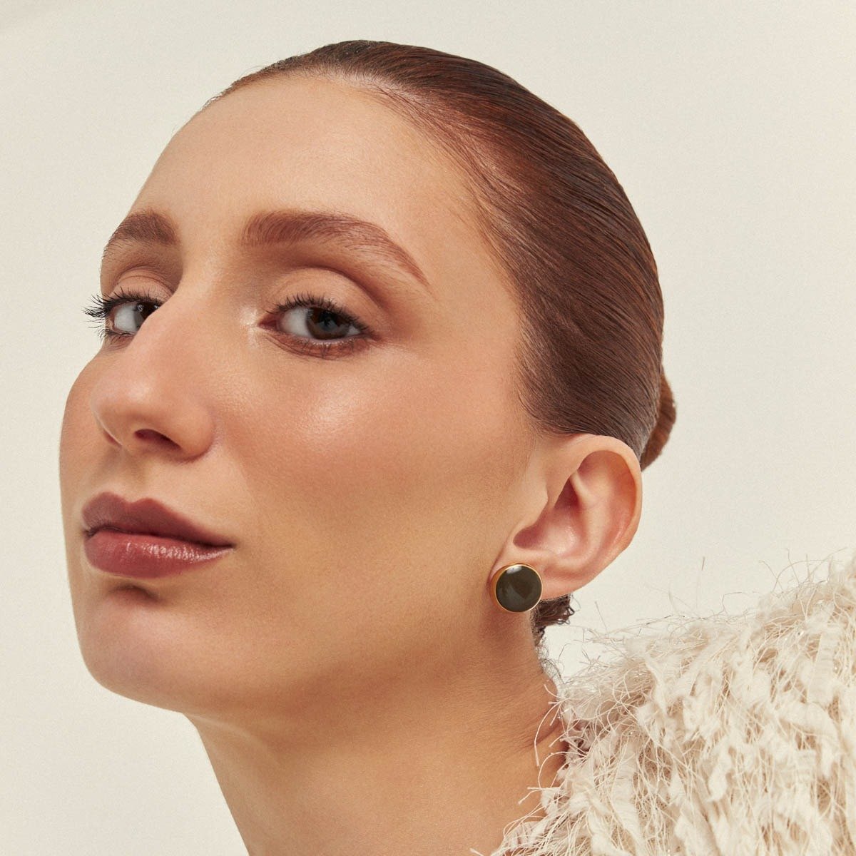 Brinco Orgânico Redondo Esmaltado Marrom com Zircônias Semijoia Banhado a Ouro 18K Ania Store Dourado 2