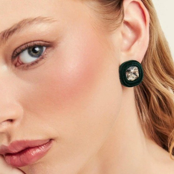 Brinco Médio em Veludo Verde e Cristal Semijoia Banhado a Ouro 18K Ania Store Dourado 2