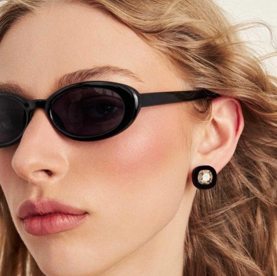 Brinco Pequeno em Veludo Preto e Cristal Semijoia Banhado a Ouro 18K Ania Store Dourado 2